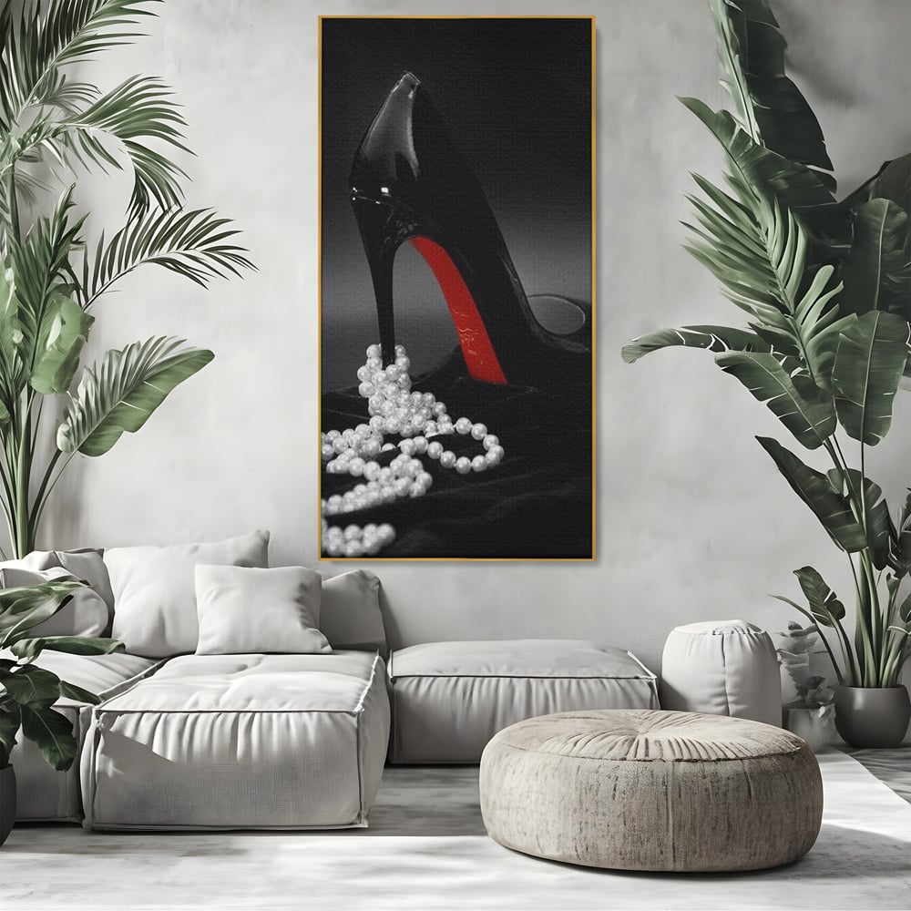 Tablou canvas cu tablou canvas cu pantof si perle, in rama de aluminiu auriu, pe perete intr-un living